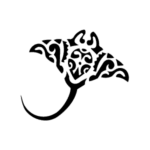 Image d'un tatouage temporaire représentant une petite raie d'inspiration tribal.