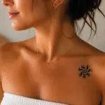 Jeune femme portant un tatouage éphémère Soleil Spirale Dynamique sur l'épaule près de la clavicule