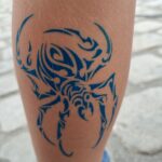 Tatouage éphémère Araignée Impériale bleu réalisé sur la jambe