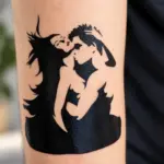 Couple Passion enlacé appliqué sur la peau en tatouage éphémère noir