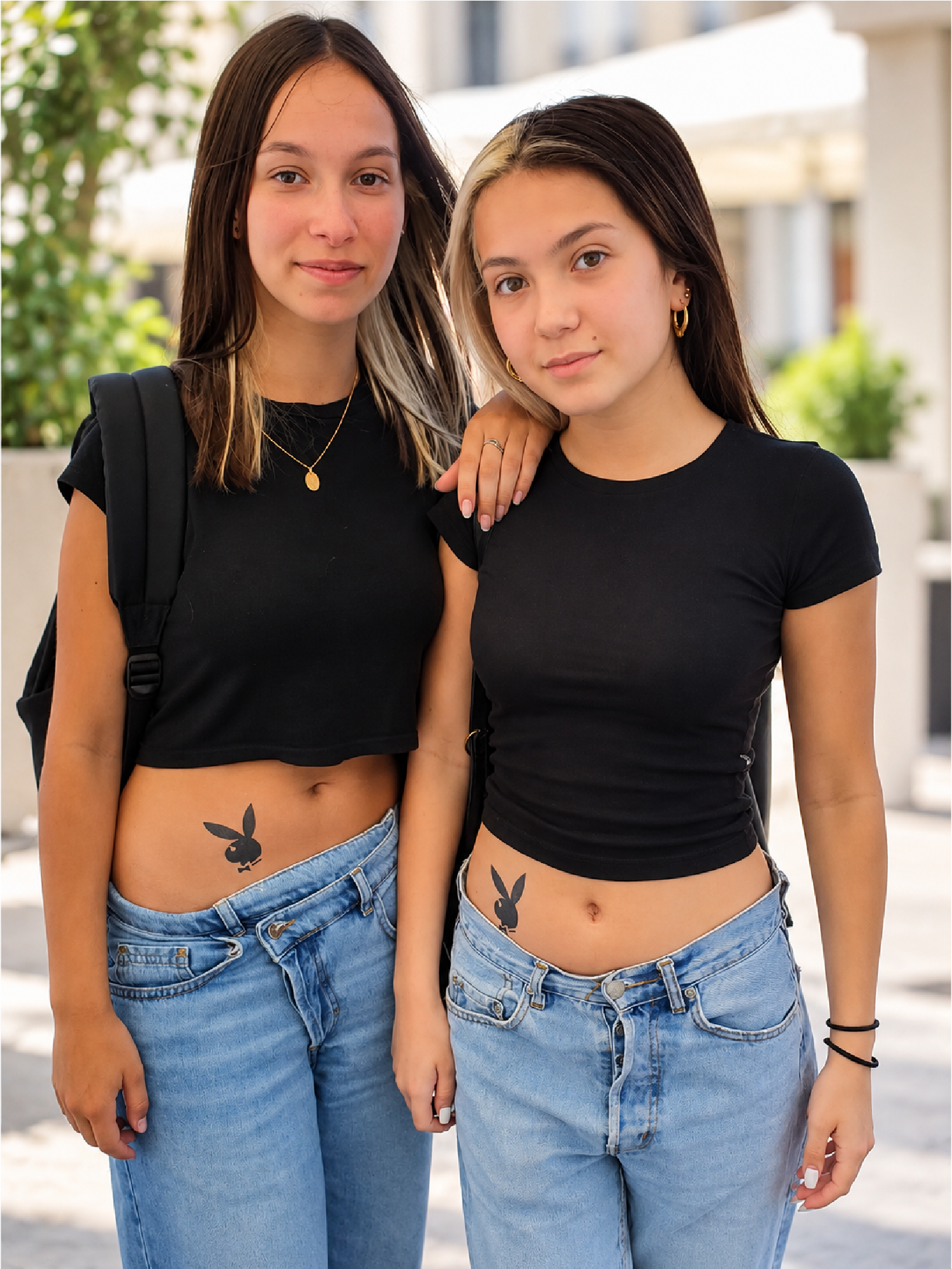 Tatouages Playboy noirs appliqués sur le ventre de deux jeunes femmes