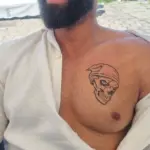 Tatouage éphémère Tête de Mort Pirate Bandana appliqué sur le torse avec un pochoir réutilisable