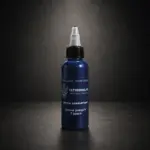 Flacon de 100 ml d’encre bleue à séchage rapide pour tatouage temporaire avec tenue jusqu’à 7 jours.