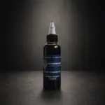 Flacon de 100 ml d’encre noire à séchage rapide pour tatouage temporaire avec tenue jusqu’à 7 jours.