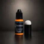 Flacon de 10 ml d’encre orange longue durée pour tatouage temporaire avec applicateur mousse et tenue jusqu’à 15 jours.