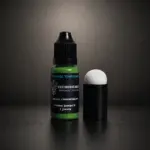 Flacon de 10 ml d’encre verte à séchage rapide pour tatouage temporaire avec applicateur mousse et tenue jusqu’à 7 jours.