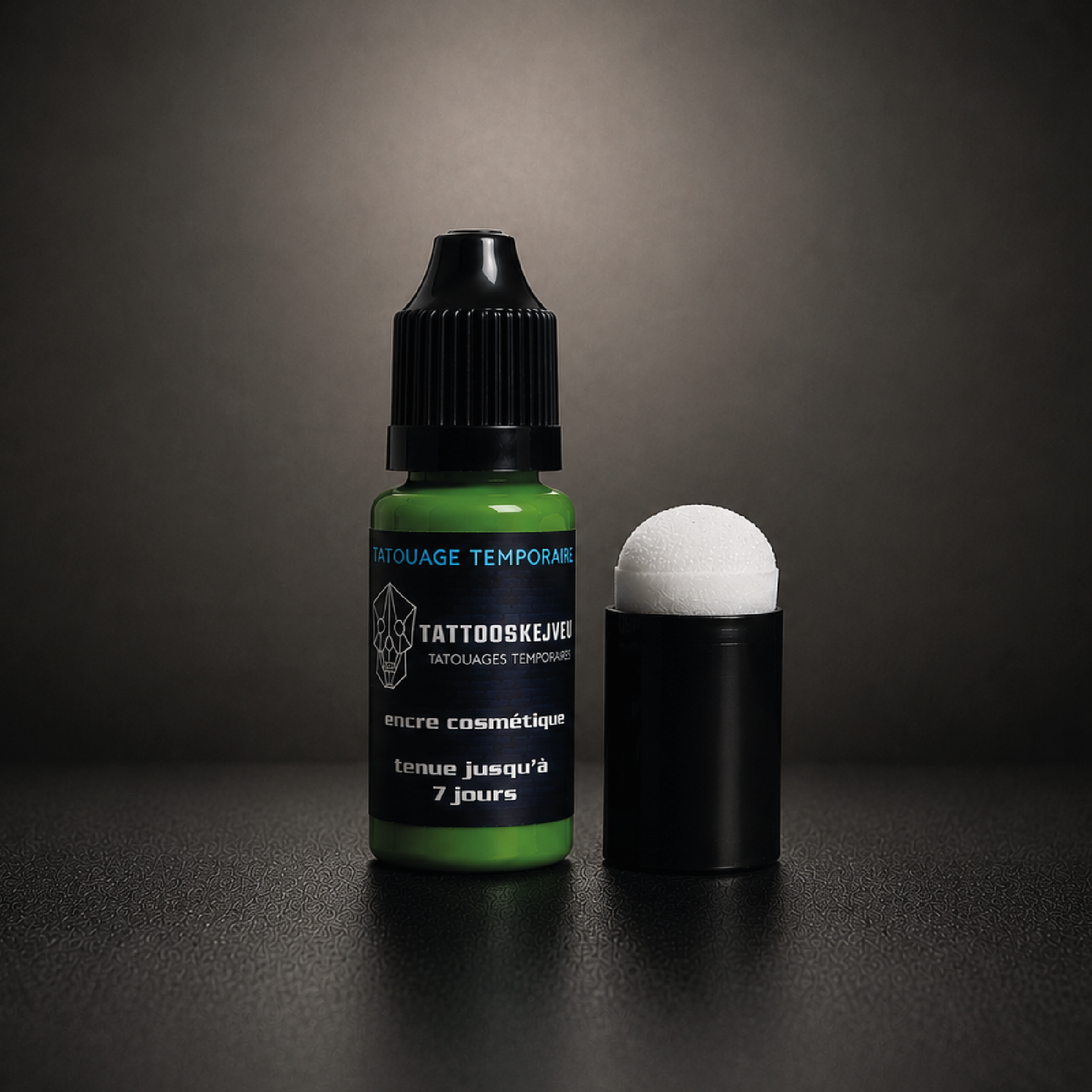 Flacon de 10 ml d’encre verte à séchage rapide pour tatouage temporaire avec applicateur mousse et tenue jusqu’à 7 jours.