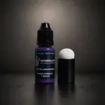 Flacon de 10 ml d’encre violette à séchage rapide pour tatouage temporaire avec applicateur mousse et tenue jusqu’à 7 jours.