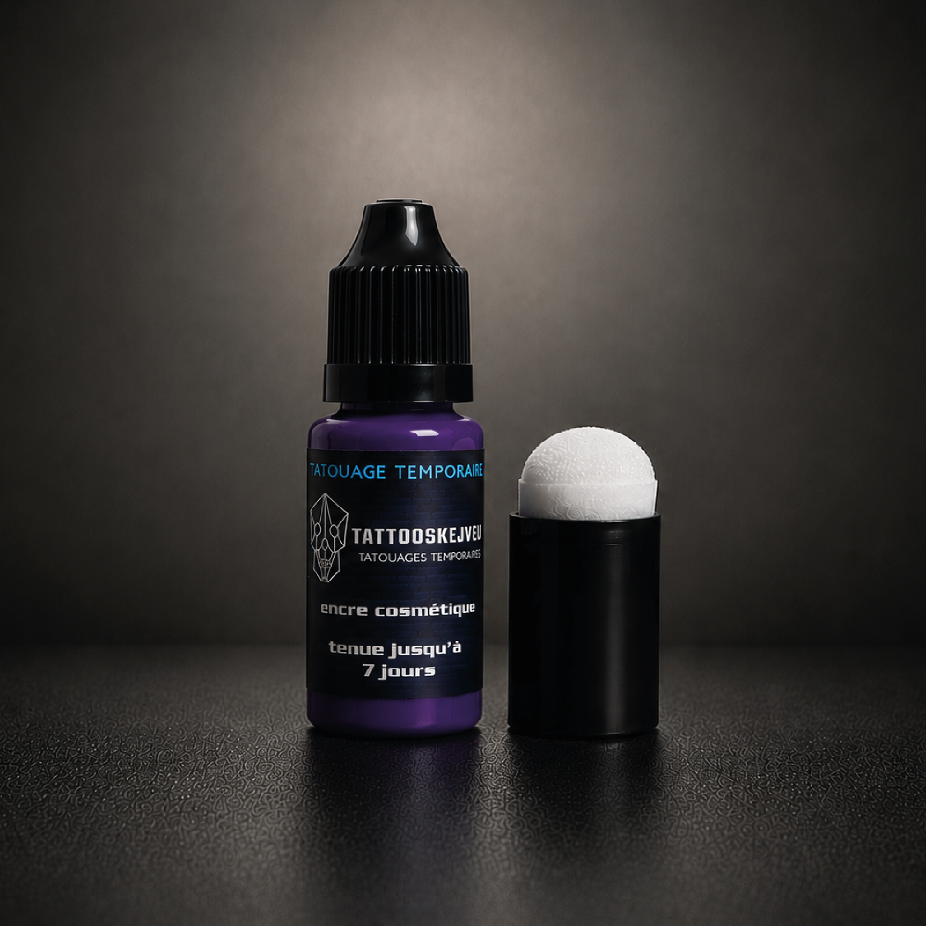 Flacon de 10 ml d’encre violette à séchage rapide pour tatouage temporaire avec applicateur mousse et tenue jusqu’à 7 jours.
